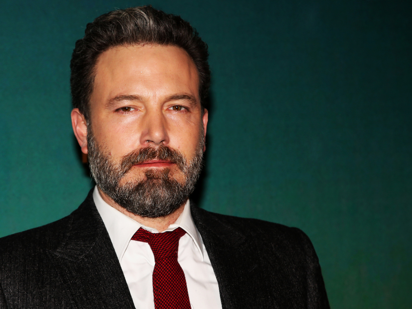 Стильный популярный актер Бен Аффлек в костюме
