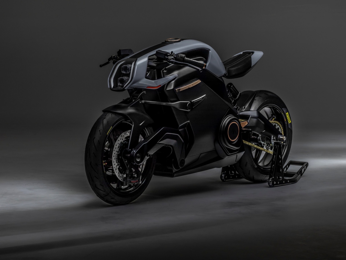 Черный мотоцикл ARC Vector 2021 года на сером фоне