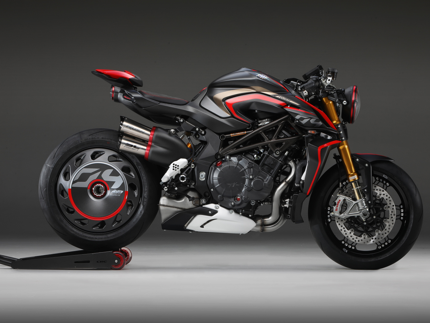 Черный мотоцикл Agusta Rush 1000, 2020 года на сером фоне