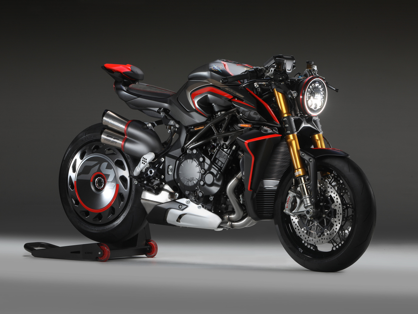 Тяжелый мотоцикл Agusta Rush 1000, 2020 года на сером фоне