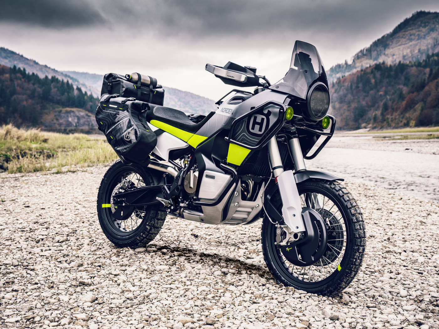Мотоцикл Husqvarna Norden 901 на фоне гор 