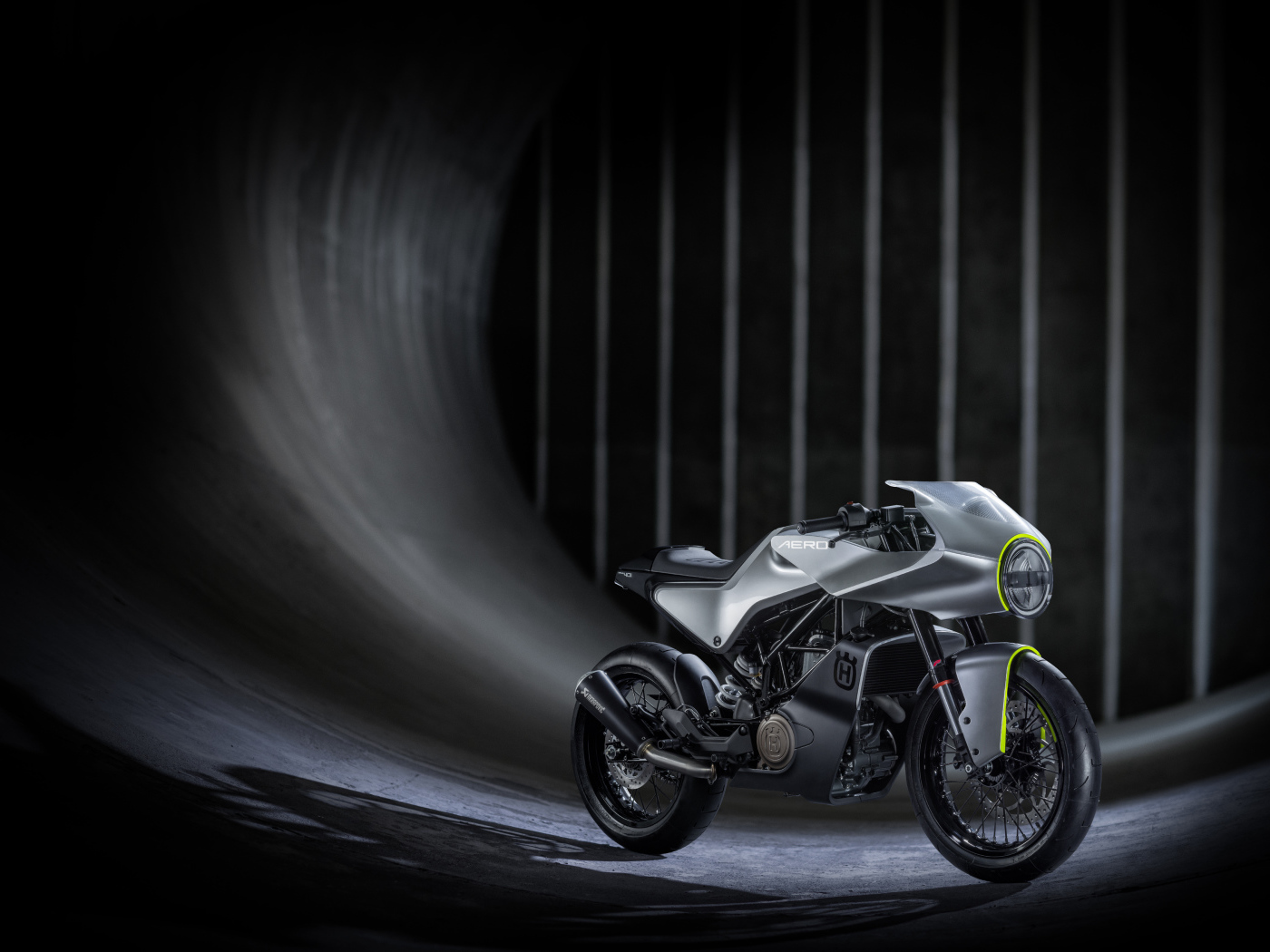 Серебристый мотоцикл Husqvarna Vitpilen 401 