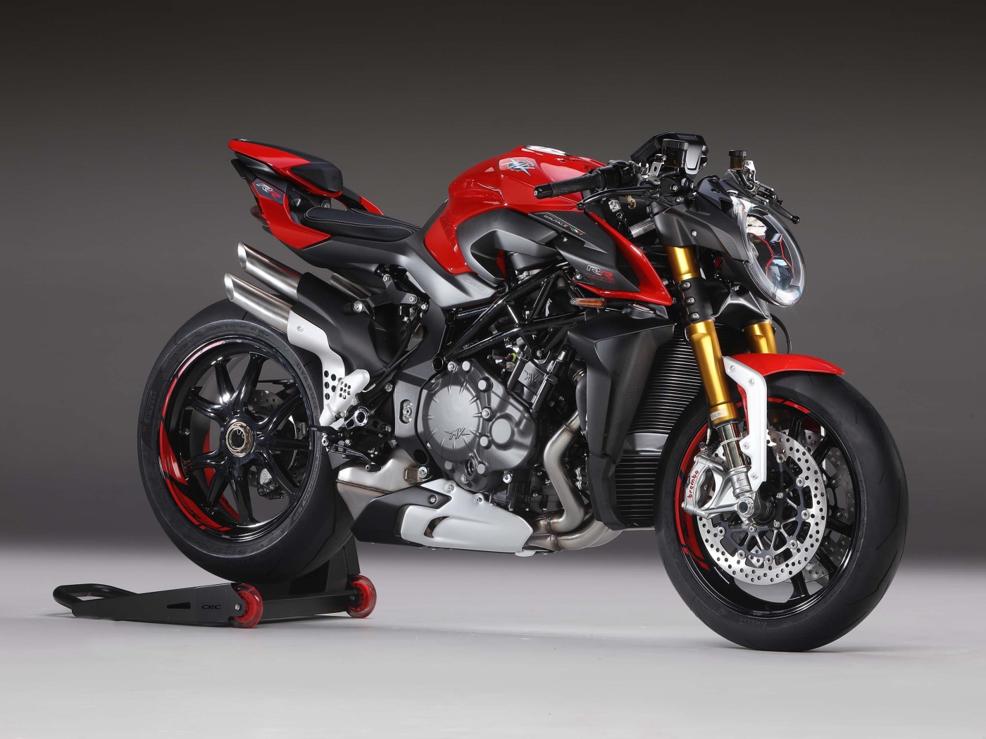 Мотоцикл Agusta Brutale 2020 года на сером фоне