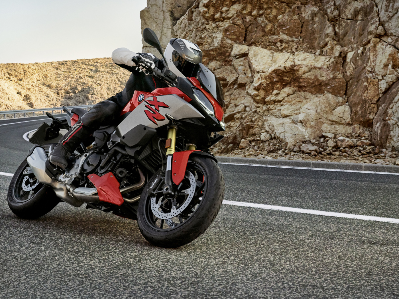 Гонщик на мотоцикле BMW F 900 XR, 2020 года