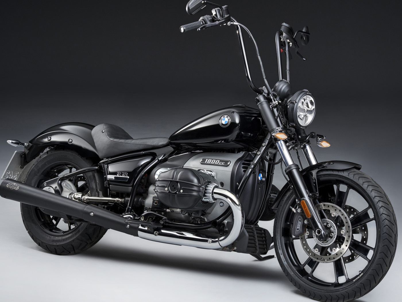 Мотоцикл BMW R18 2020 года на сером фоне