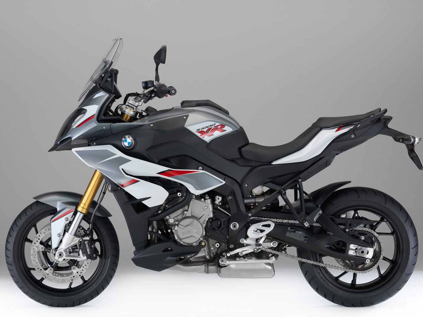 Гоночный мотоцикл BMW S1000 на сером фоне