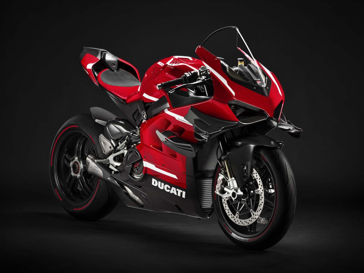 Мотоцикл  Ducati Superleggera V4, 2020 года на сером фоне
