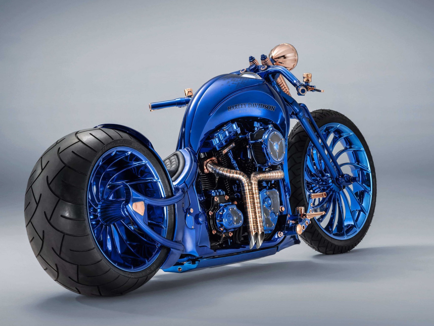 Синий дорогой мотоцикл Harley Davidson на сером фоне