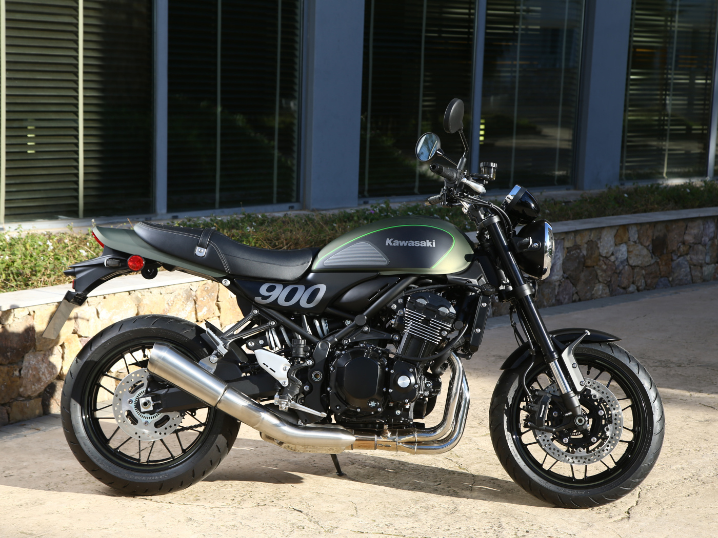 Мотоцикл Kawasaki  Z900 Worldwide у здания 