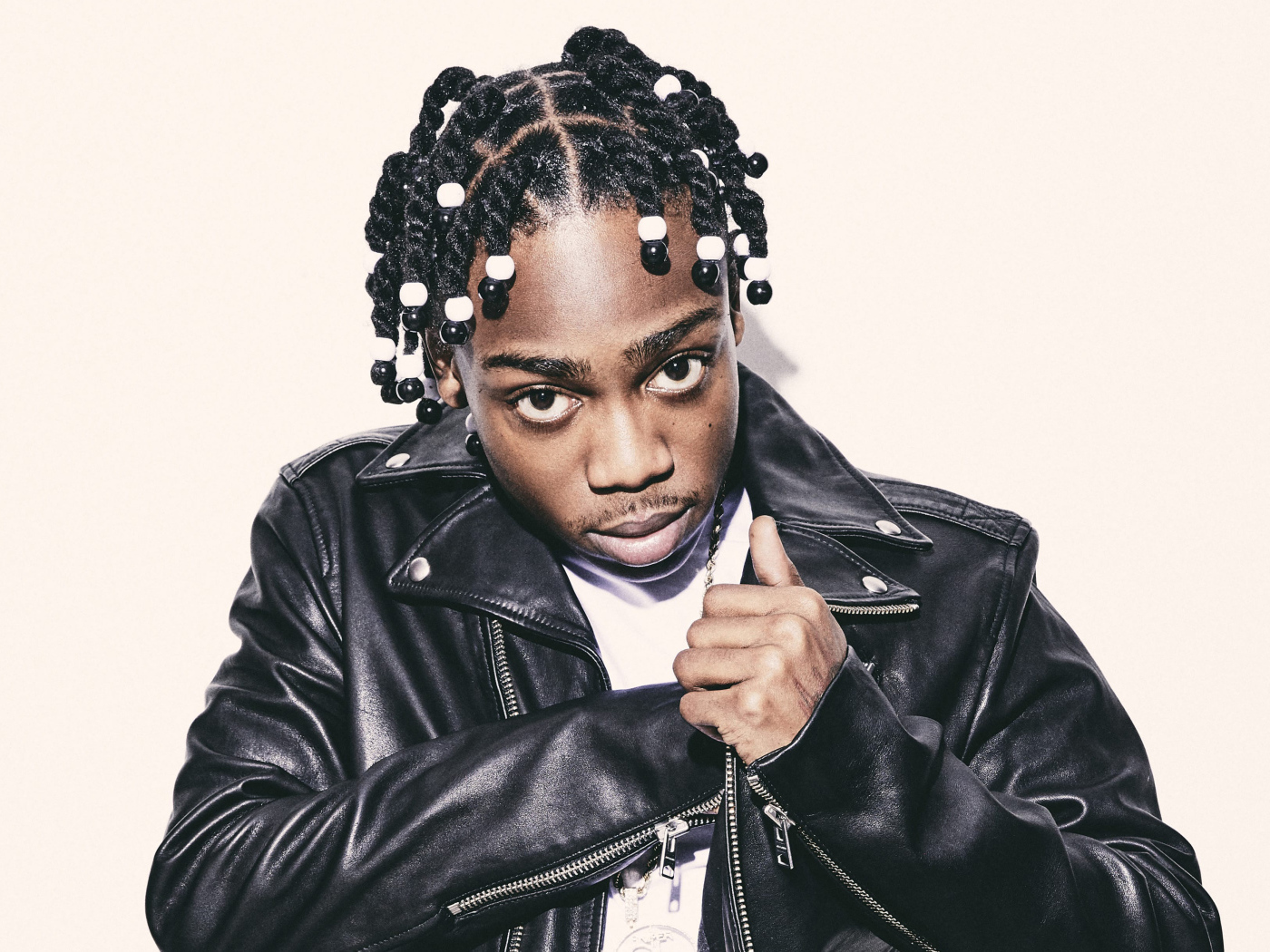 Американский рэпер  22Gz в черной кожаной куртке