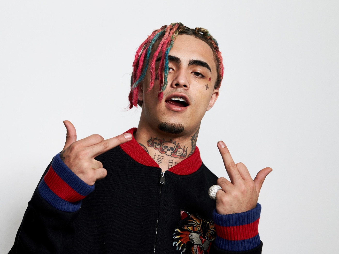 Американский рэпер Lil Pump на сером фоне