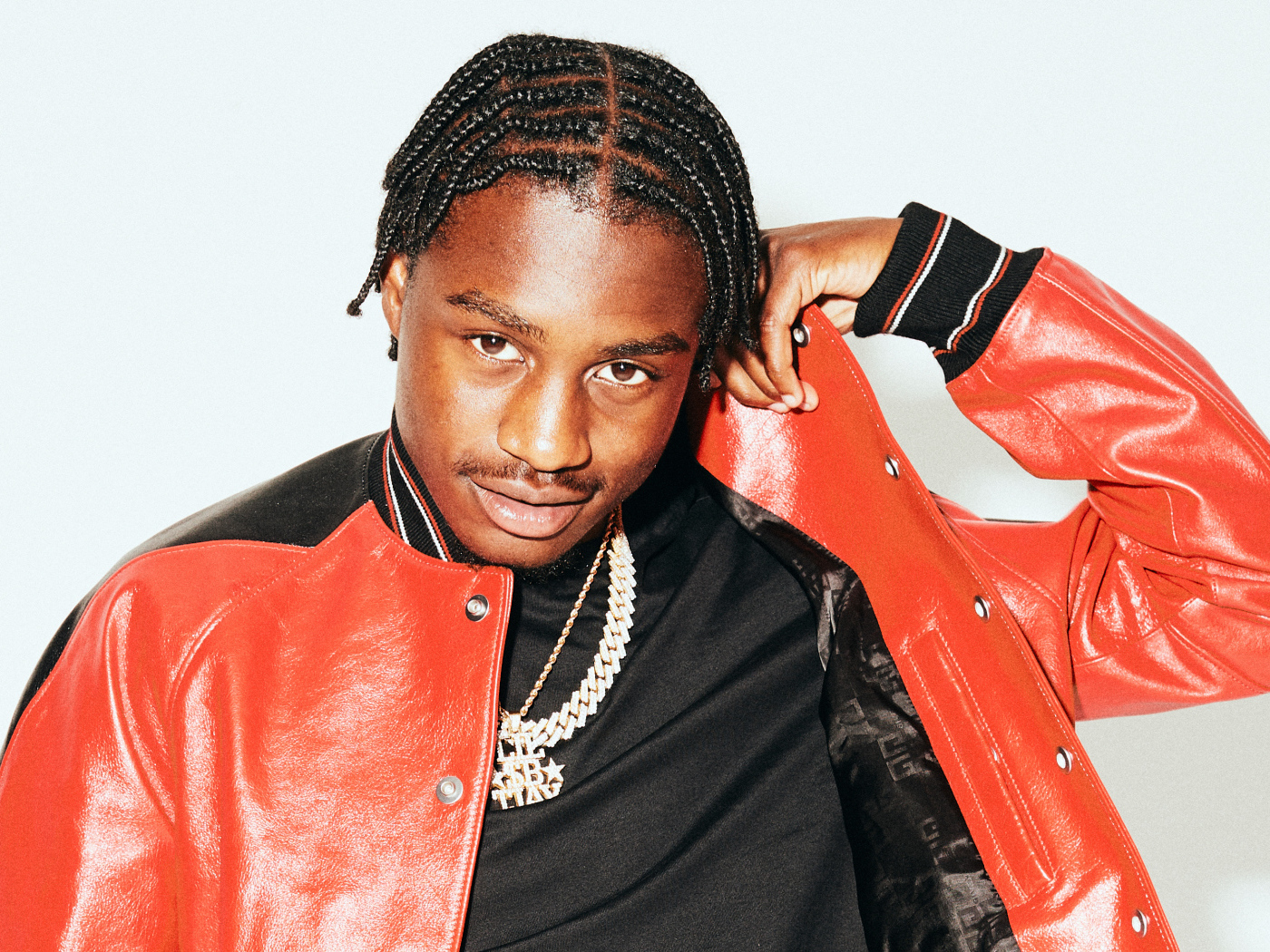 Американский рэпер  Polo G в красной кожаной куртке