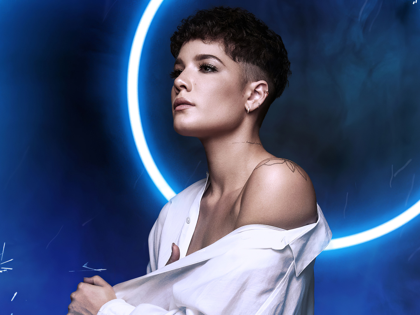 Американская певица Холзи в белой рубашке