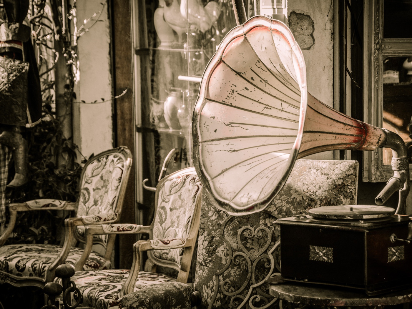 Большой старый граммофон в комнате со стульями