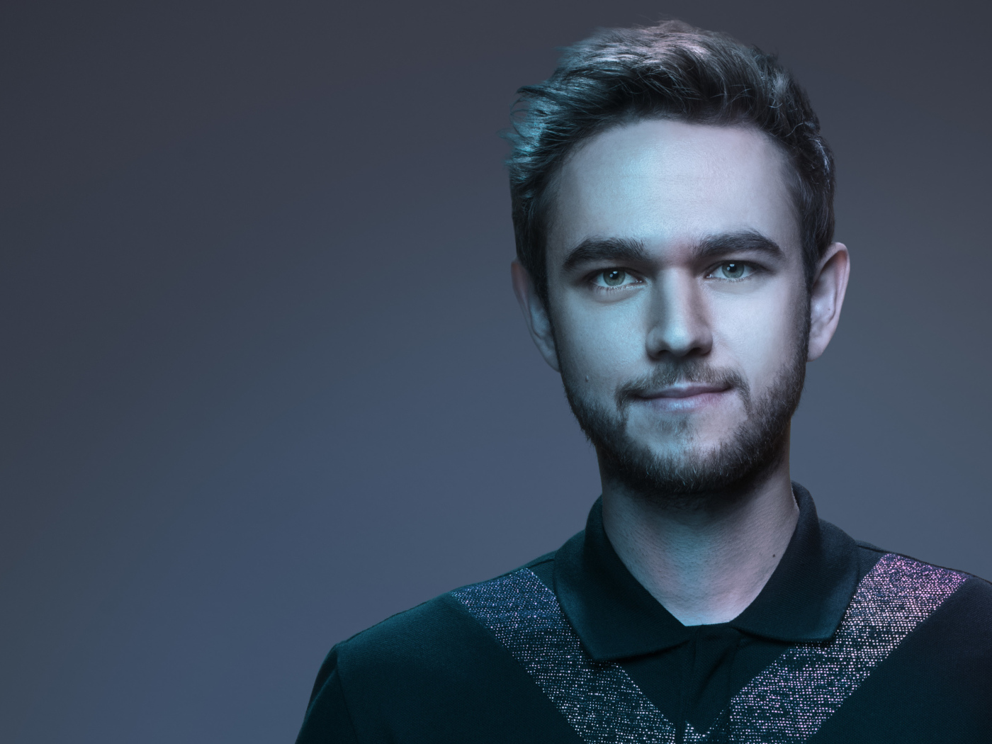 Мужчина, немецкий диджей Zedd на сером фоне