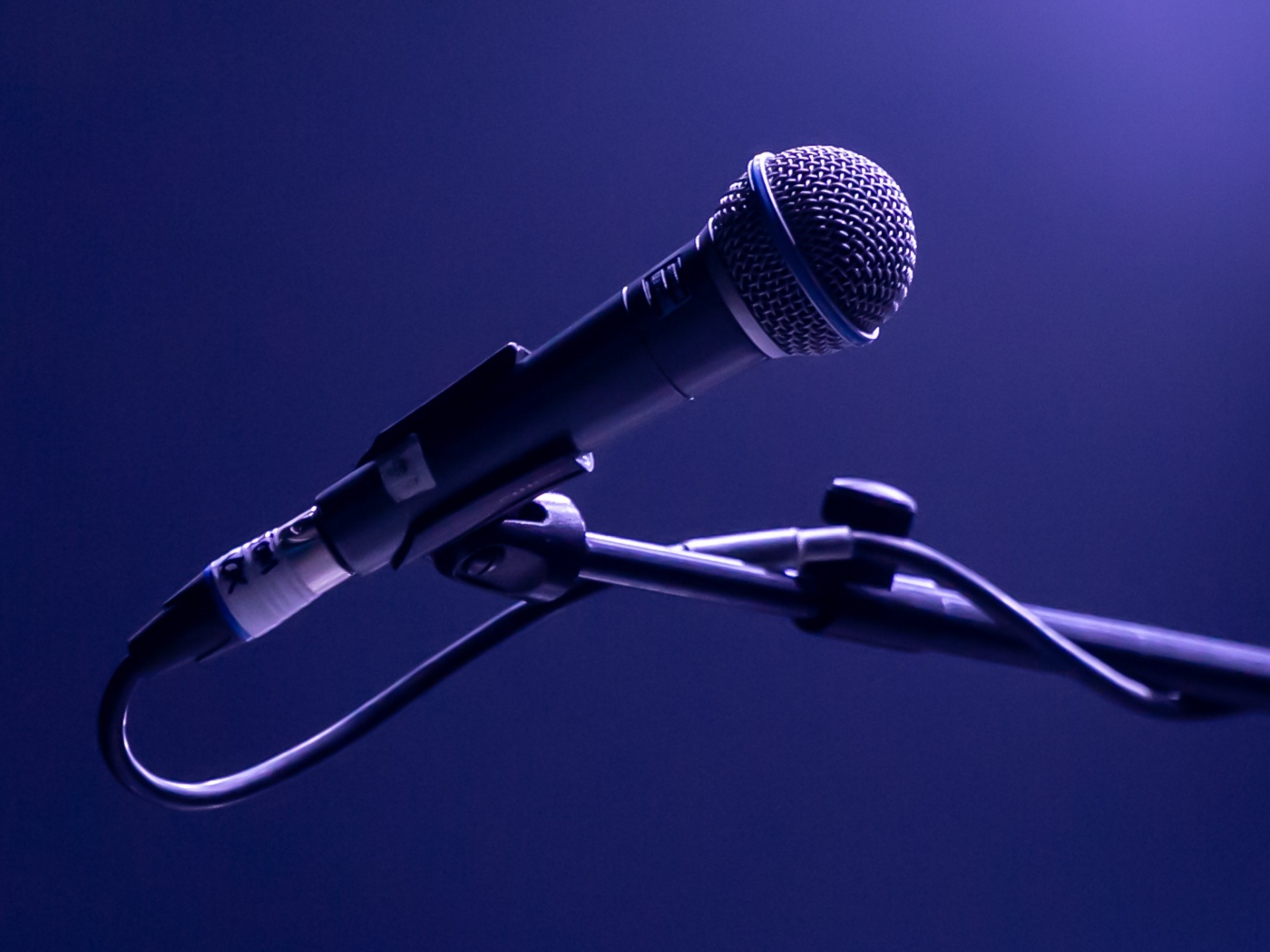 Микрофон на стойке на синем фоне