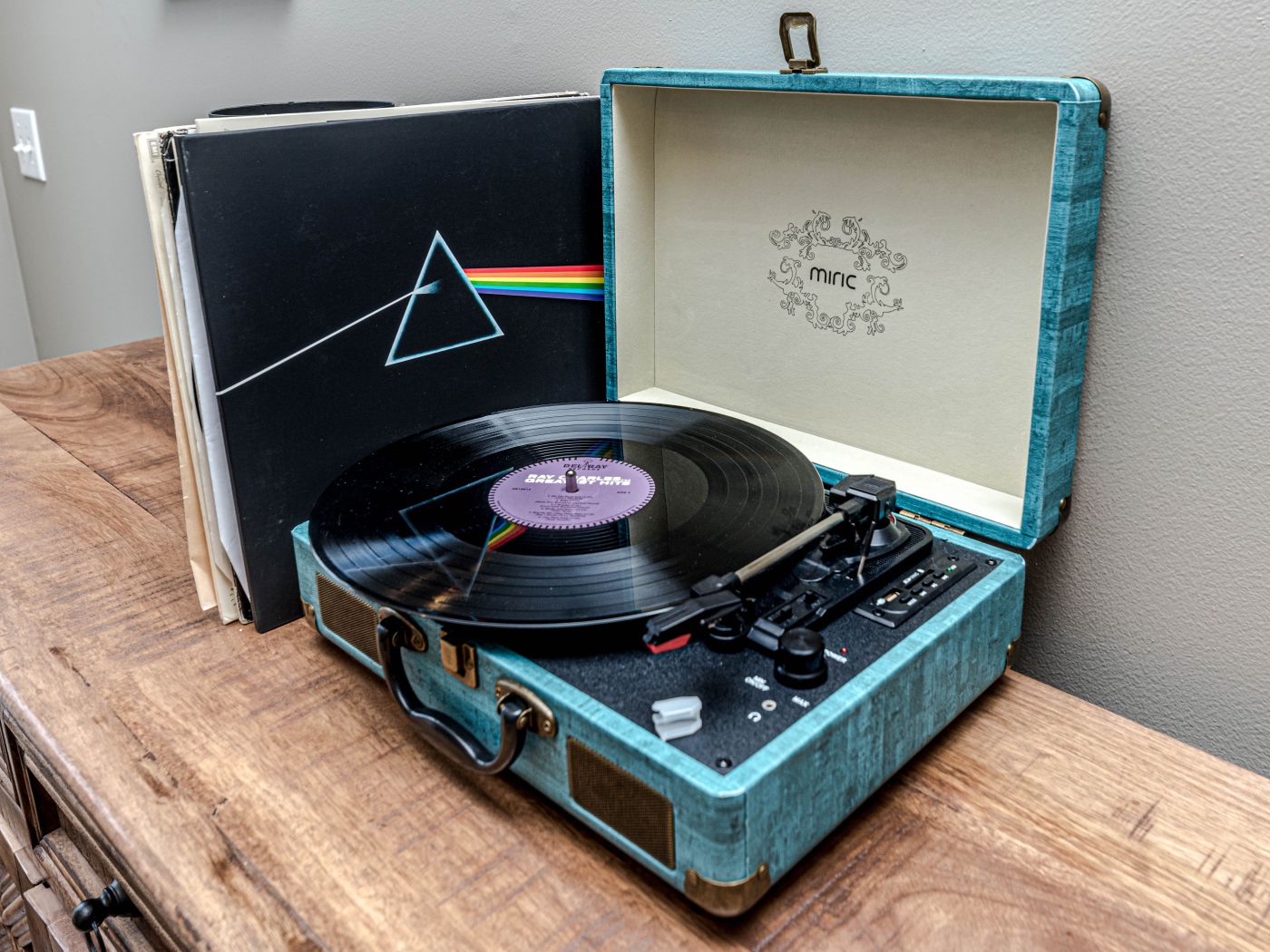 Старый патефон с пластинками на комоде 