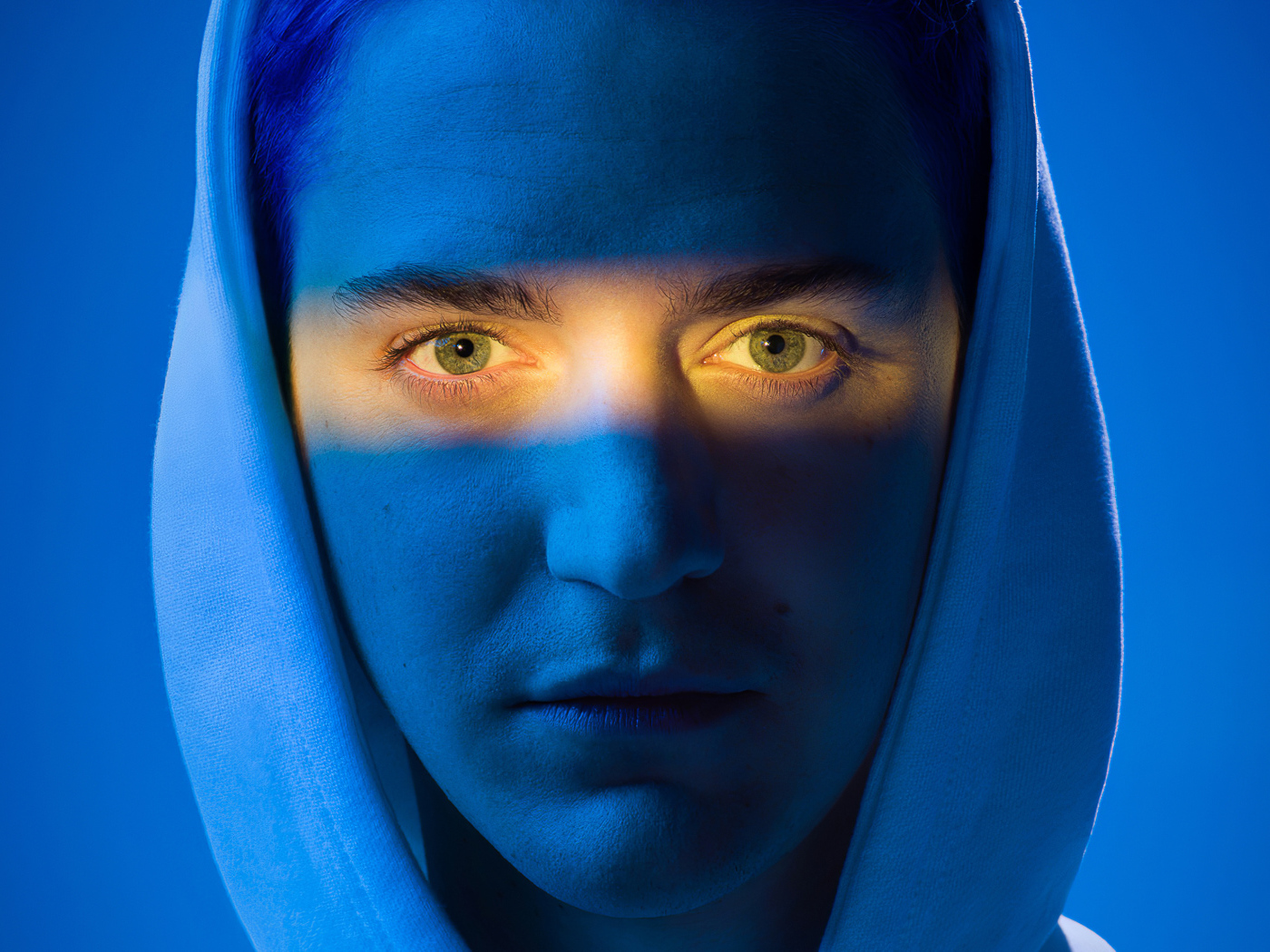 Интернет знаменитость Ninja Youtube на голубом фоне