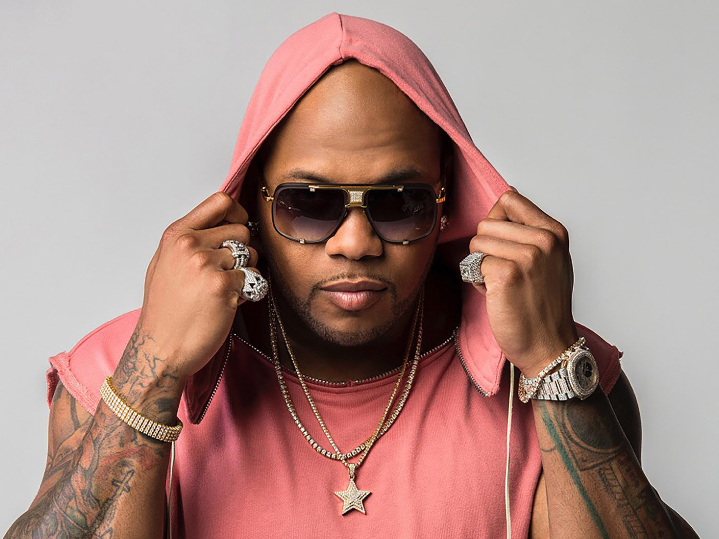 Рэпер Flo Rida на сером фоне
