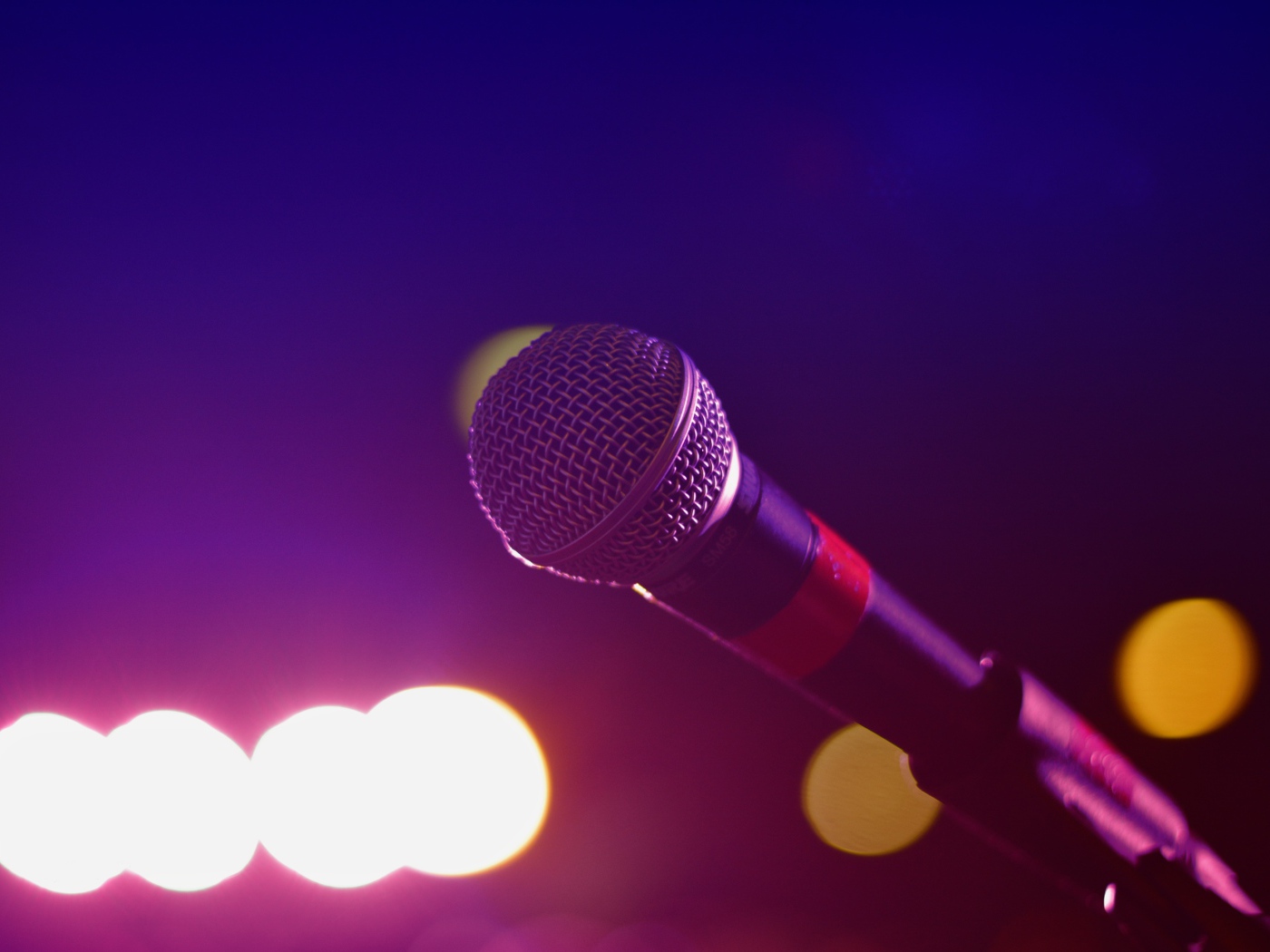 Микрофон  SHURE на стойке на концерте