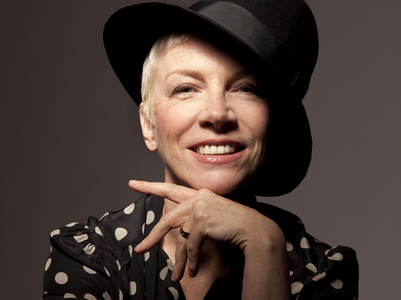 Шотландская певица Энни Леннокс в черном цилиндре на голове