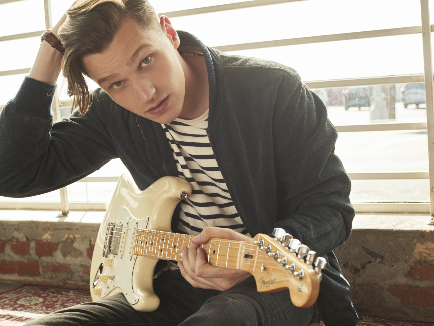 Певец Патрик Дрони с гитарой в руках