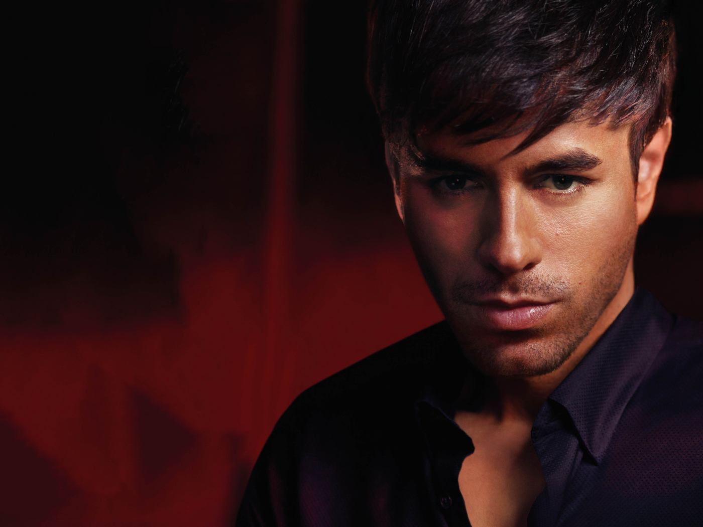 Испанский певец Энрике Иглесиас крупным планом