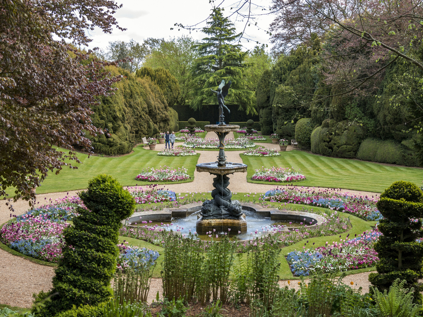Красивый фонтан в живописном парке с зелеными деревьями
