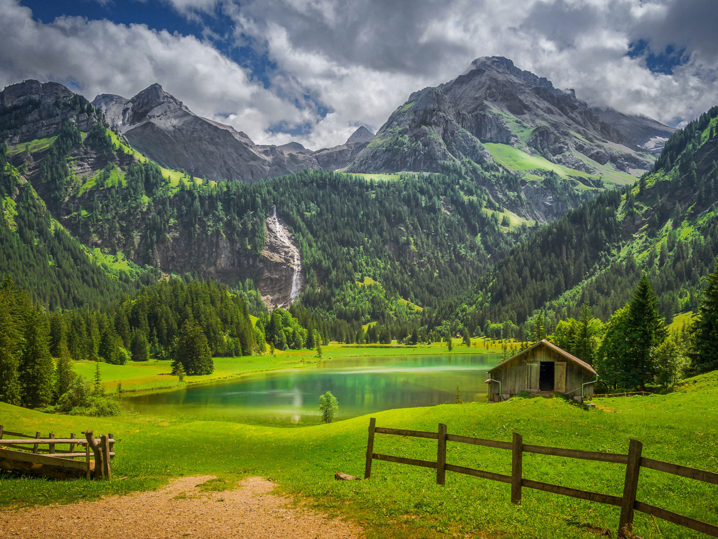 Красивый зеленый горный пейзаж 