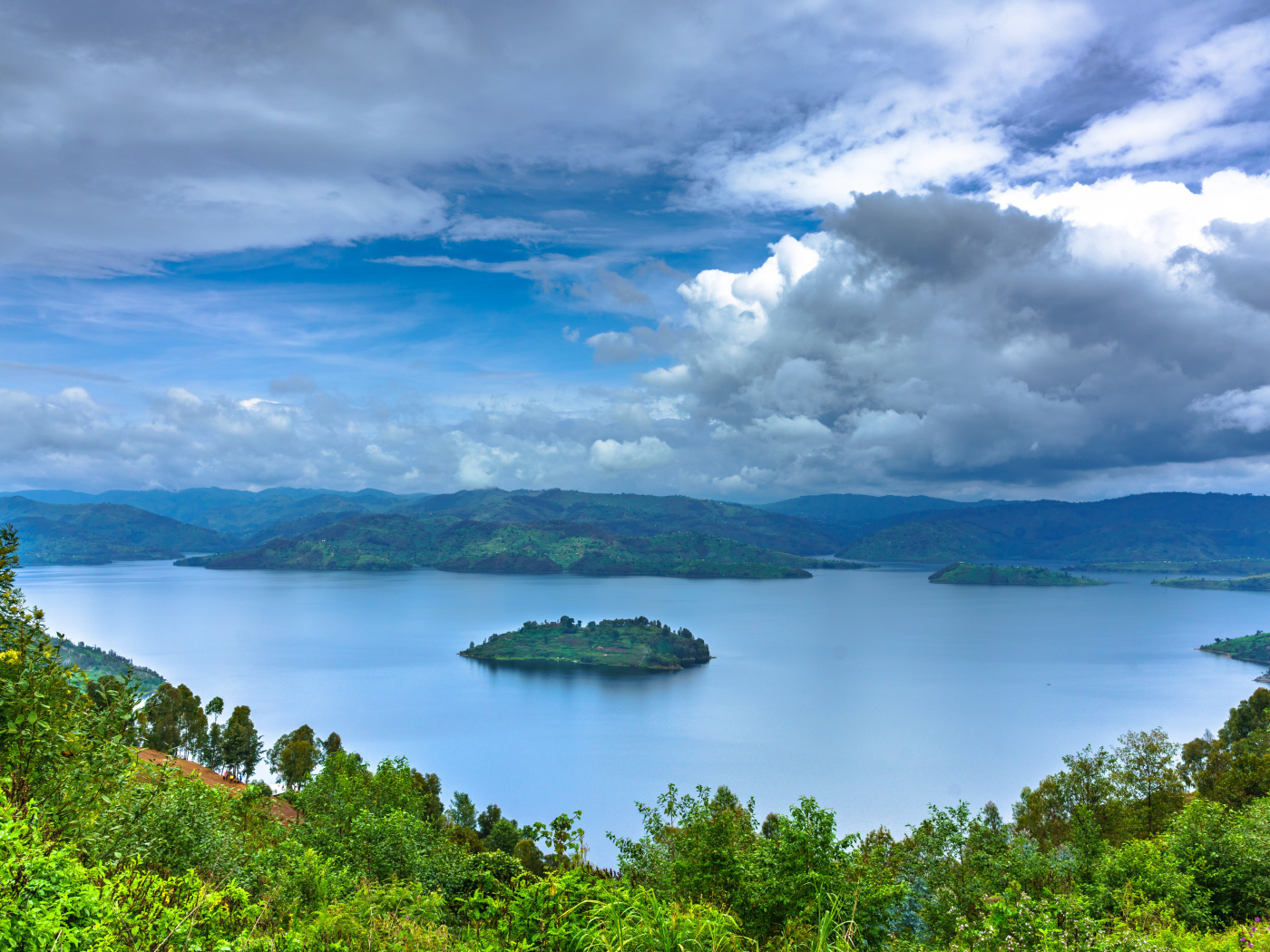 Красивый вид с высока на залив под грозовыми облаками