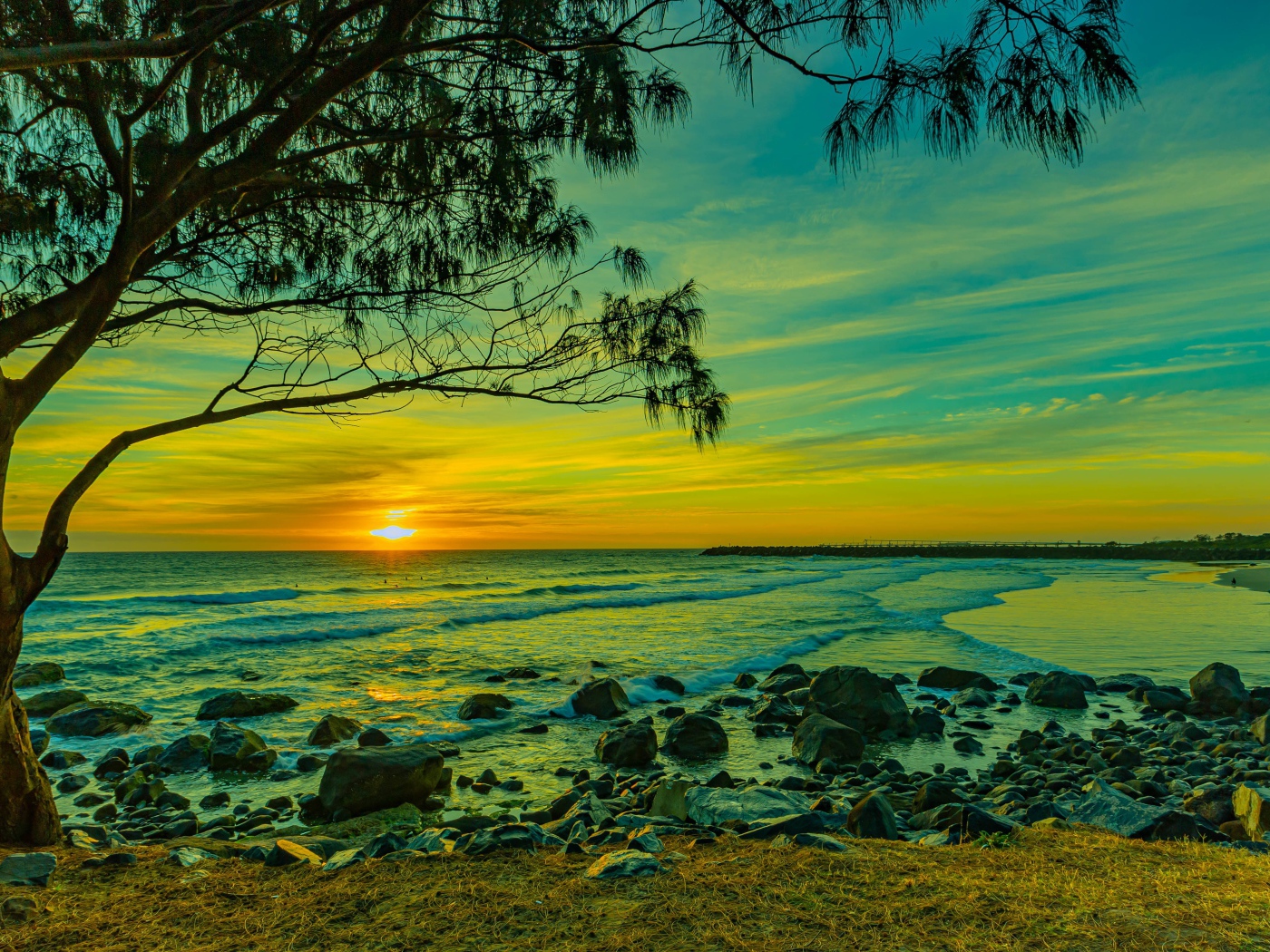 Красивый вид на морской берег с камнями на закате