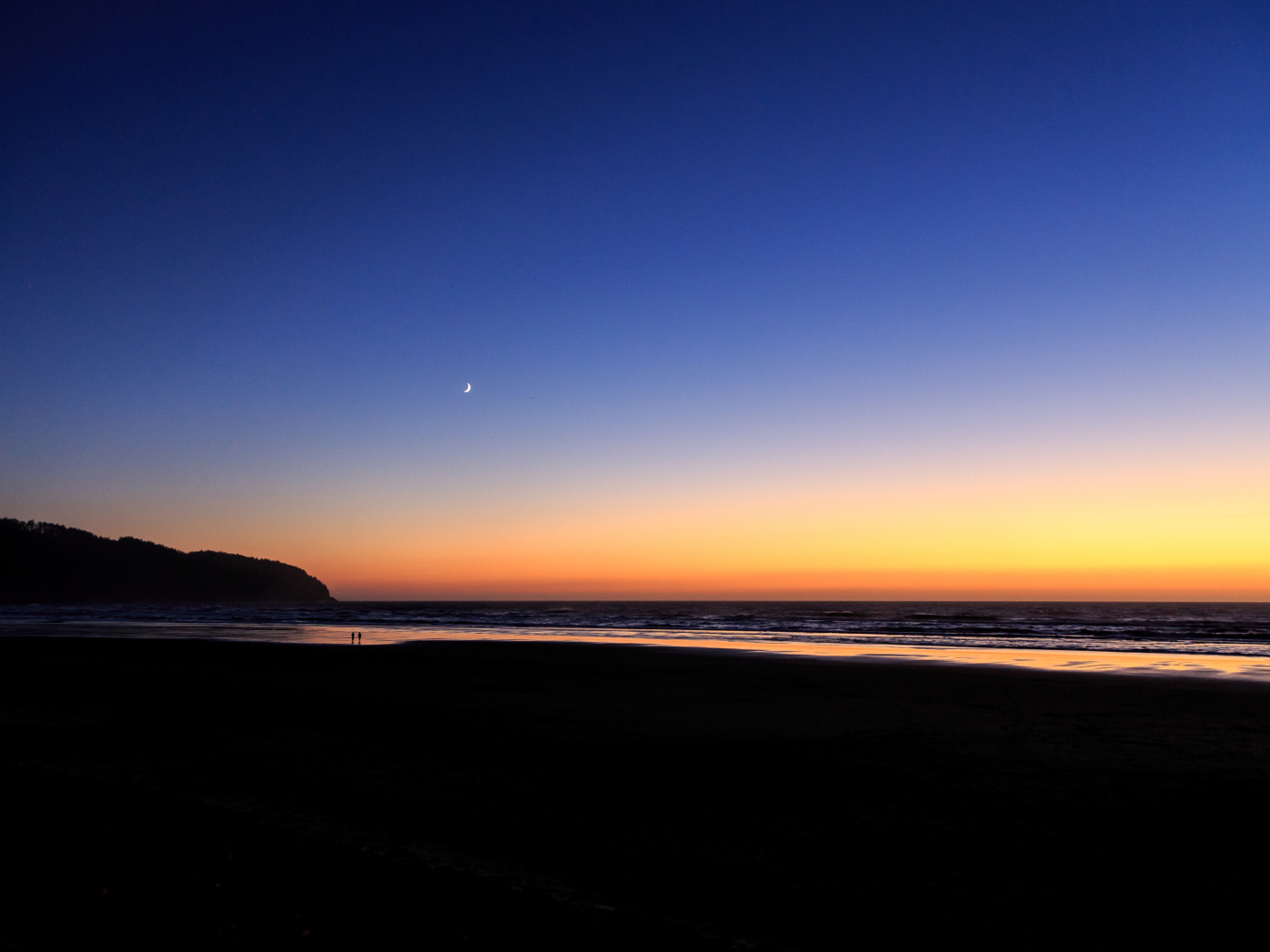 Спокойное море на закате солнца под голубым небом