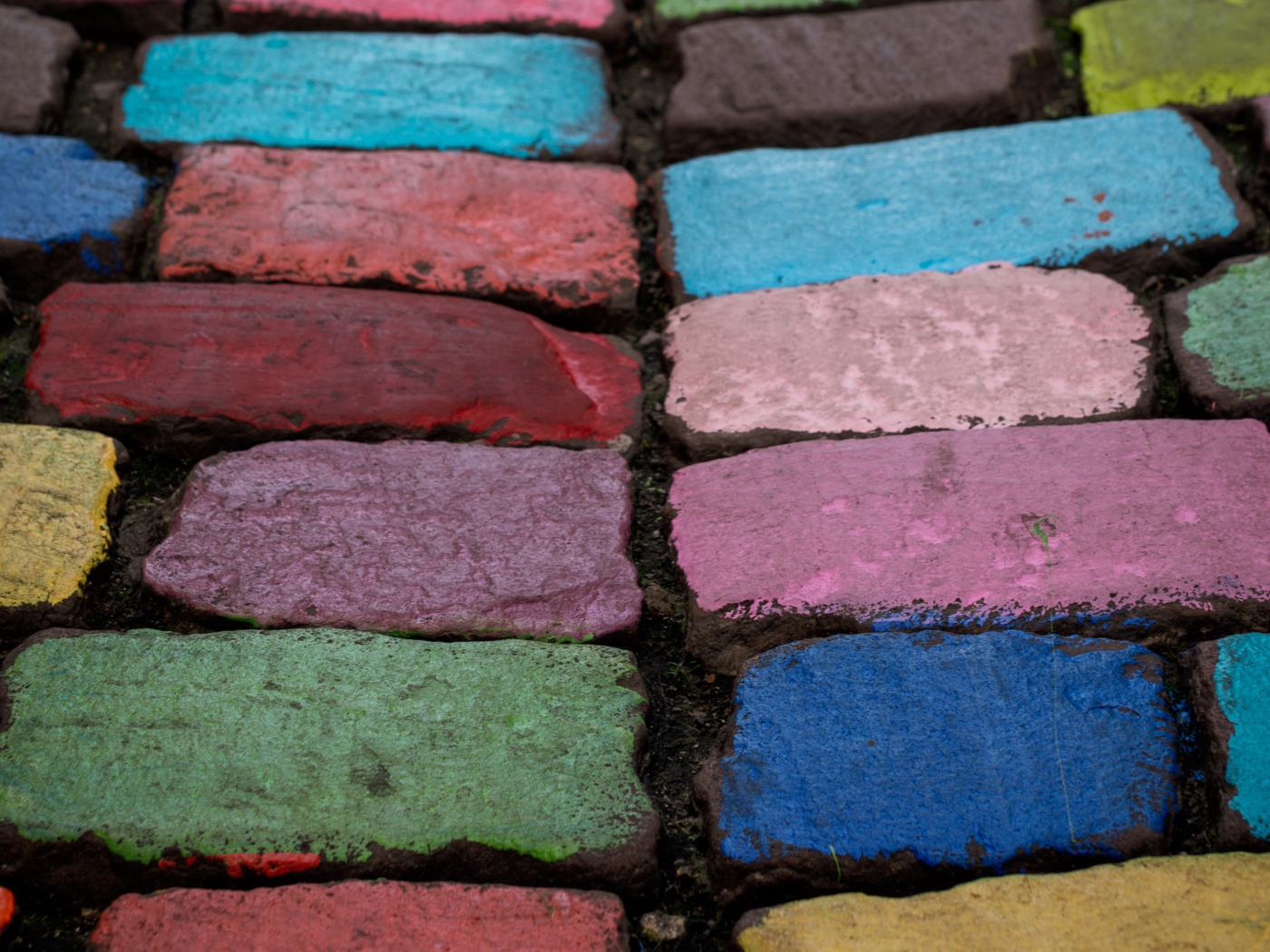 Разноцветные кирпичи на дороге 