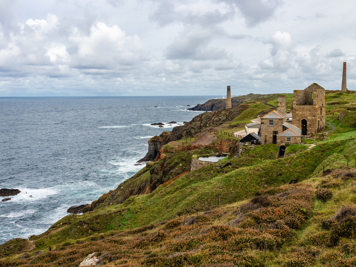 Дом на берегу скалы у океана 