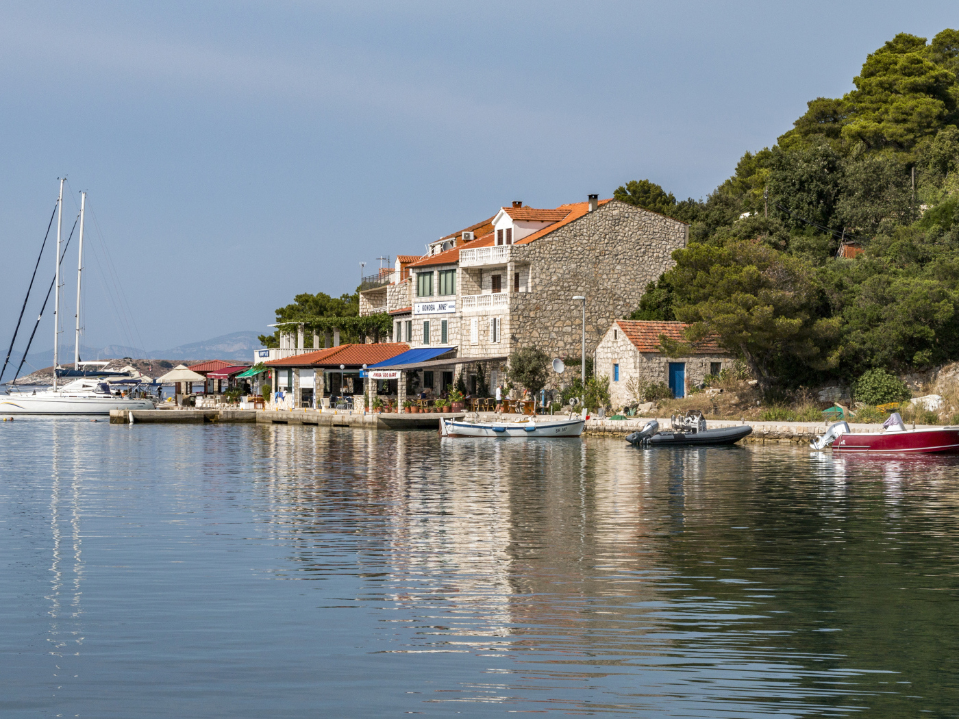 Дома на берегу залива под голубым небом