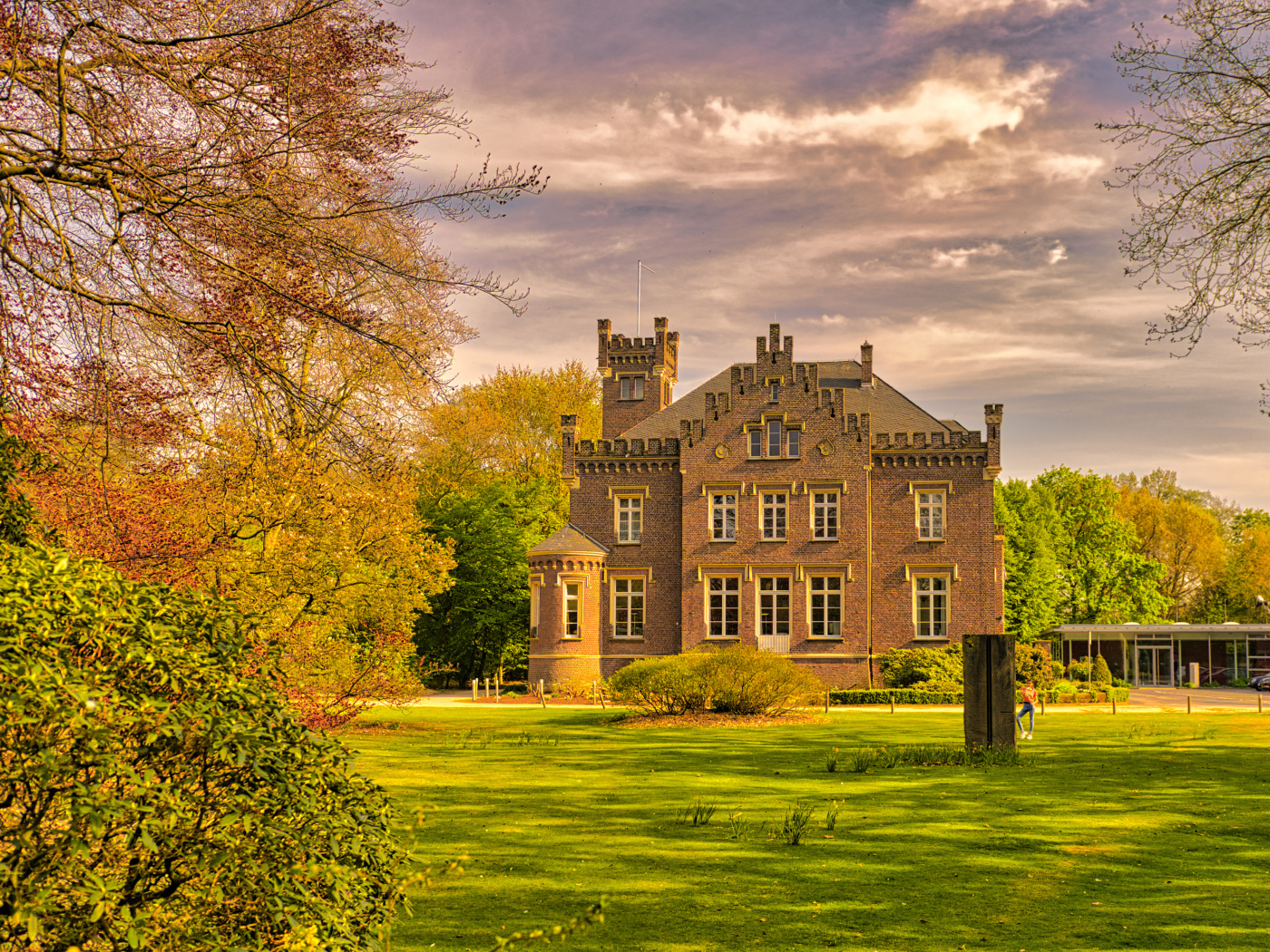 Большой трехэтажный дом в зеленом парке