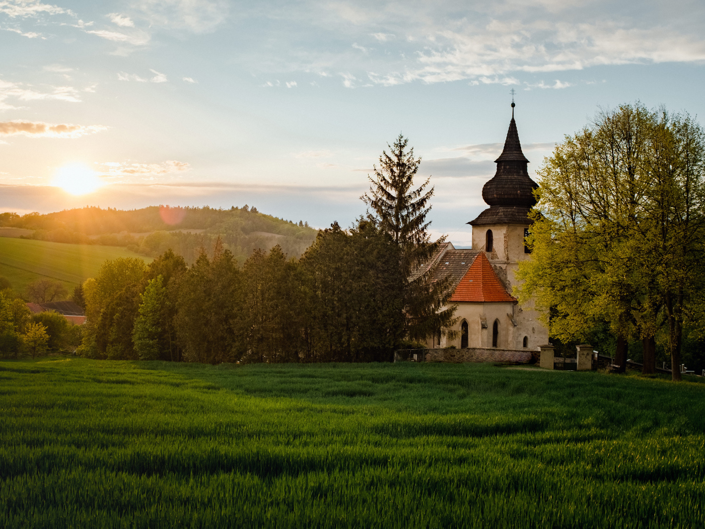 Старая церковь в парке ясным солнечным днем летом