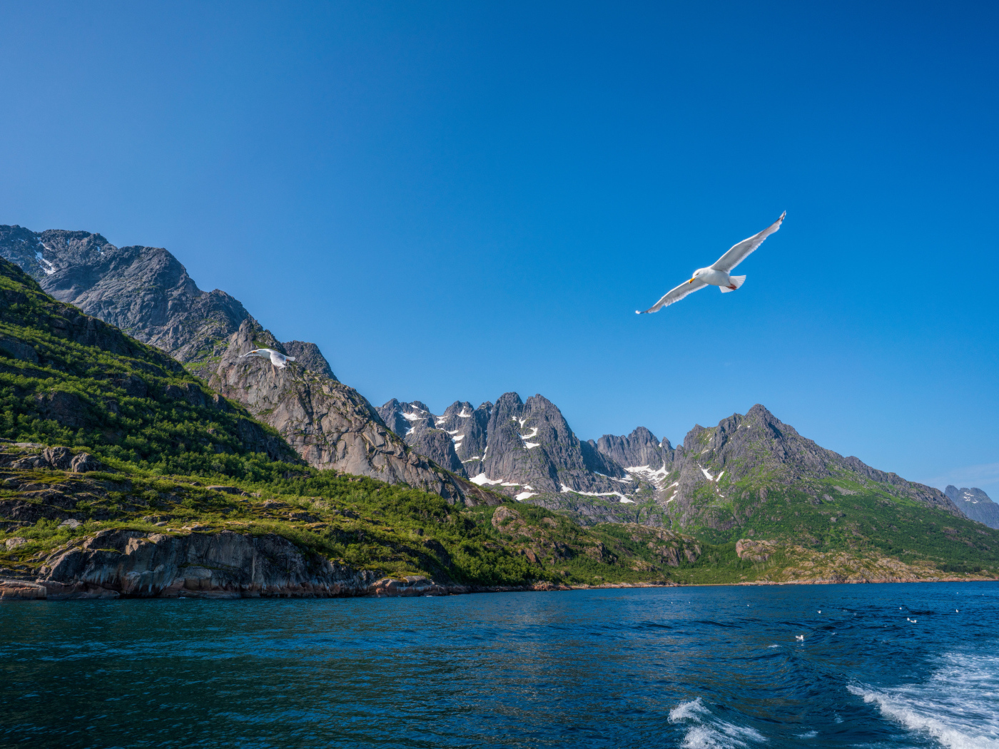 Живописные Лофотенские острова под голубым небом