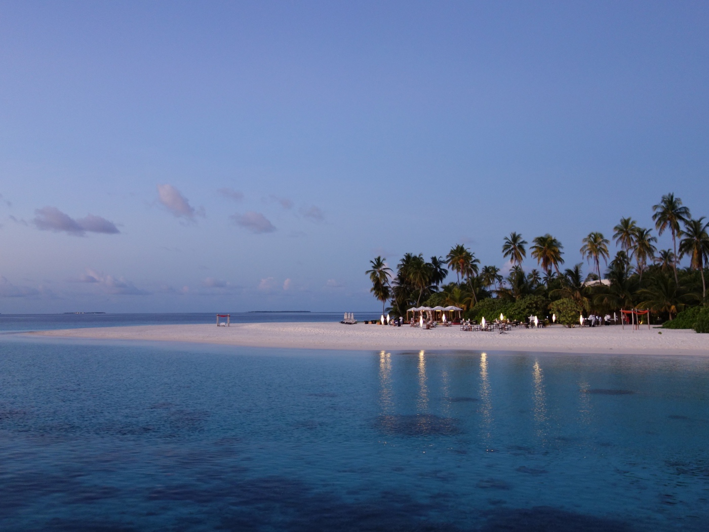 Спокойная голубая вода в океане на тропическом пляже в сумерках