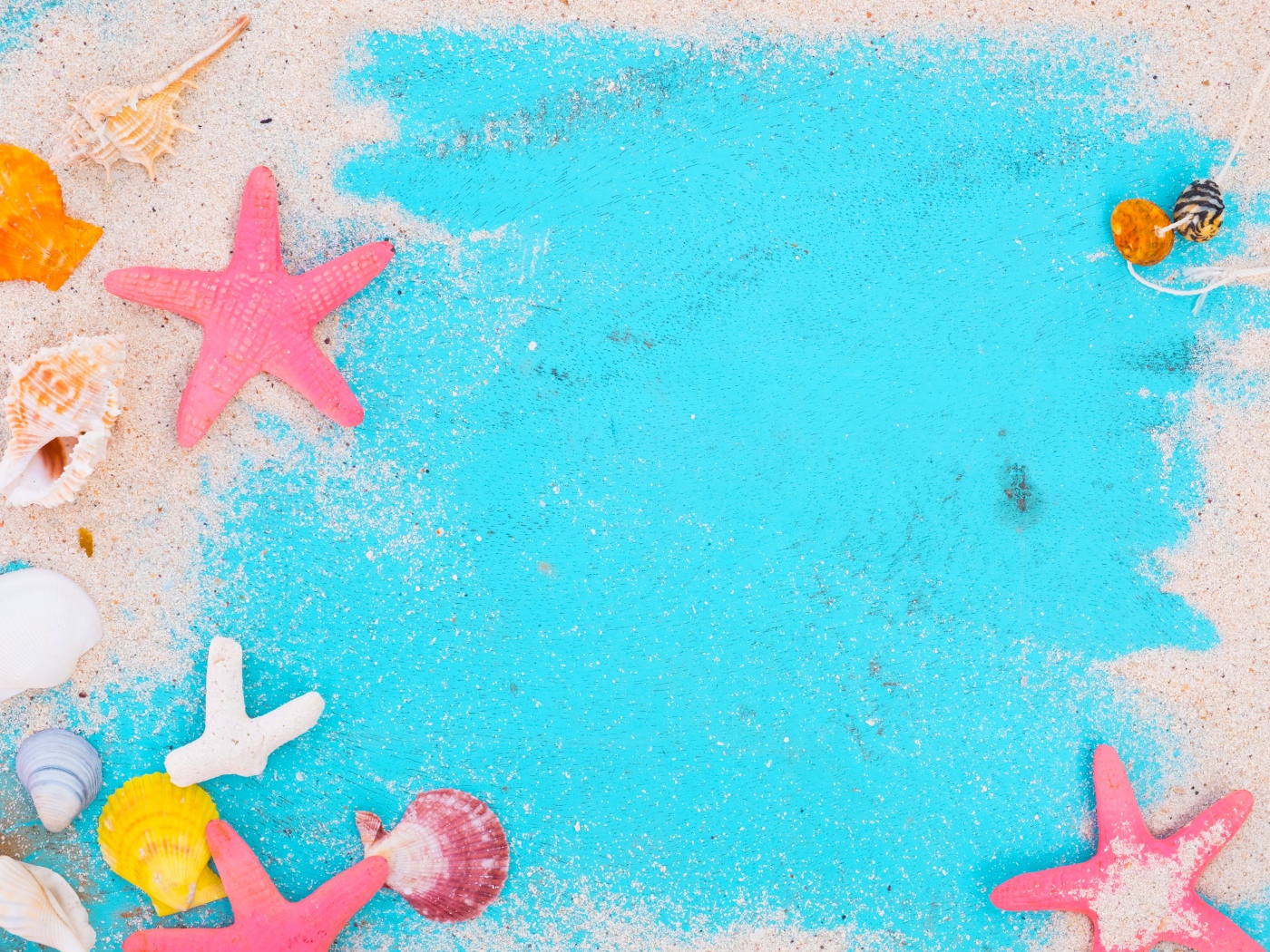 Ракушки и морские звезды с песком на голубом фоне