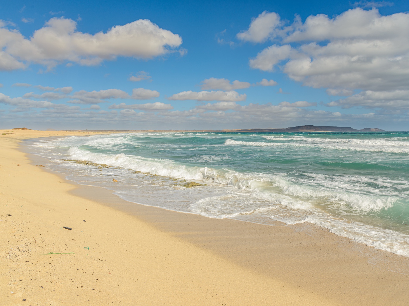 Бушующие морские волны на желтом горячем песке 