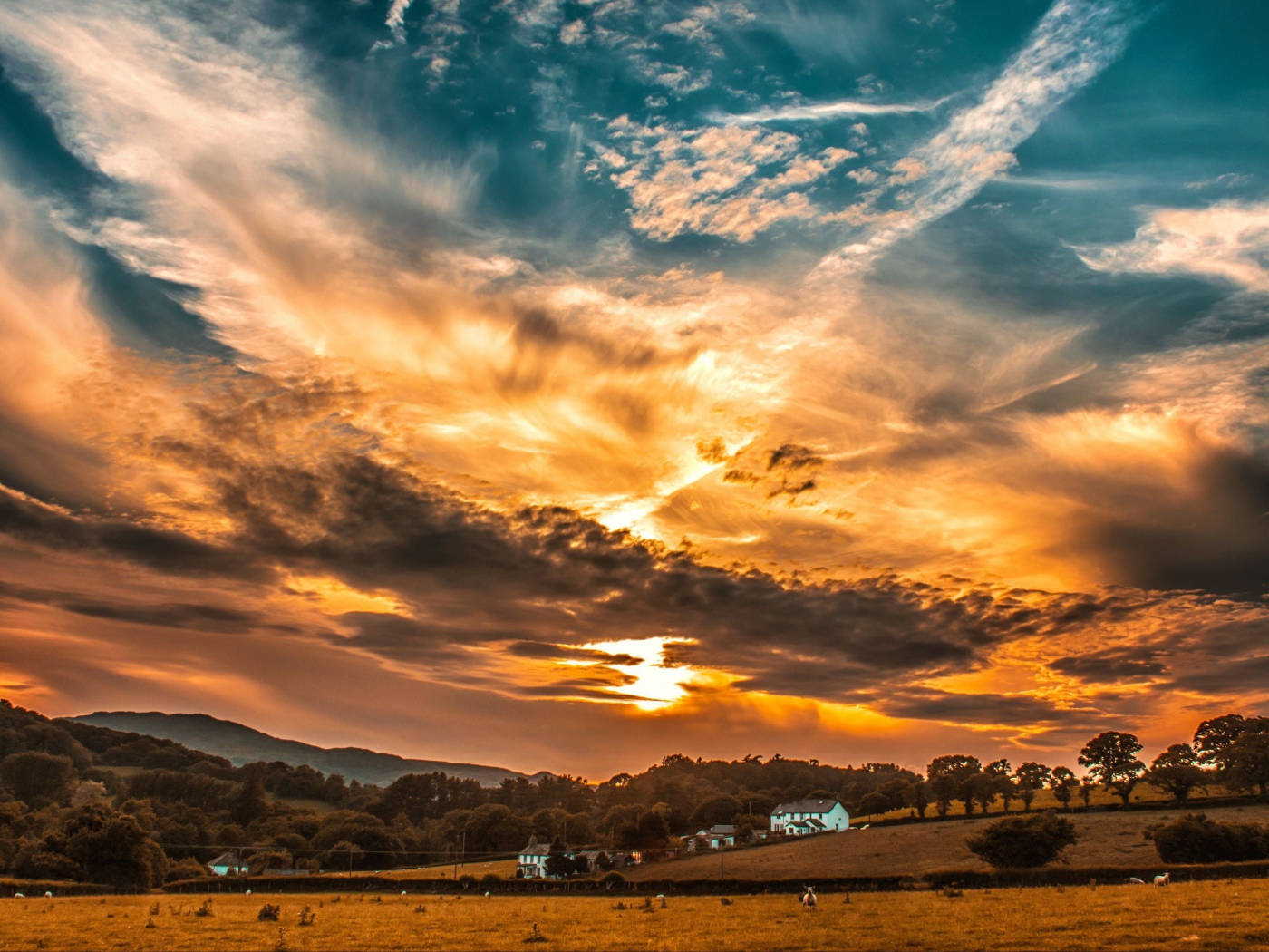 Красивое небо с облаками на рассвете над фермой