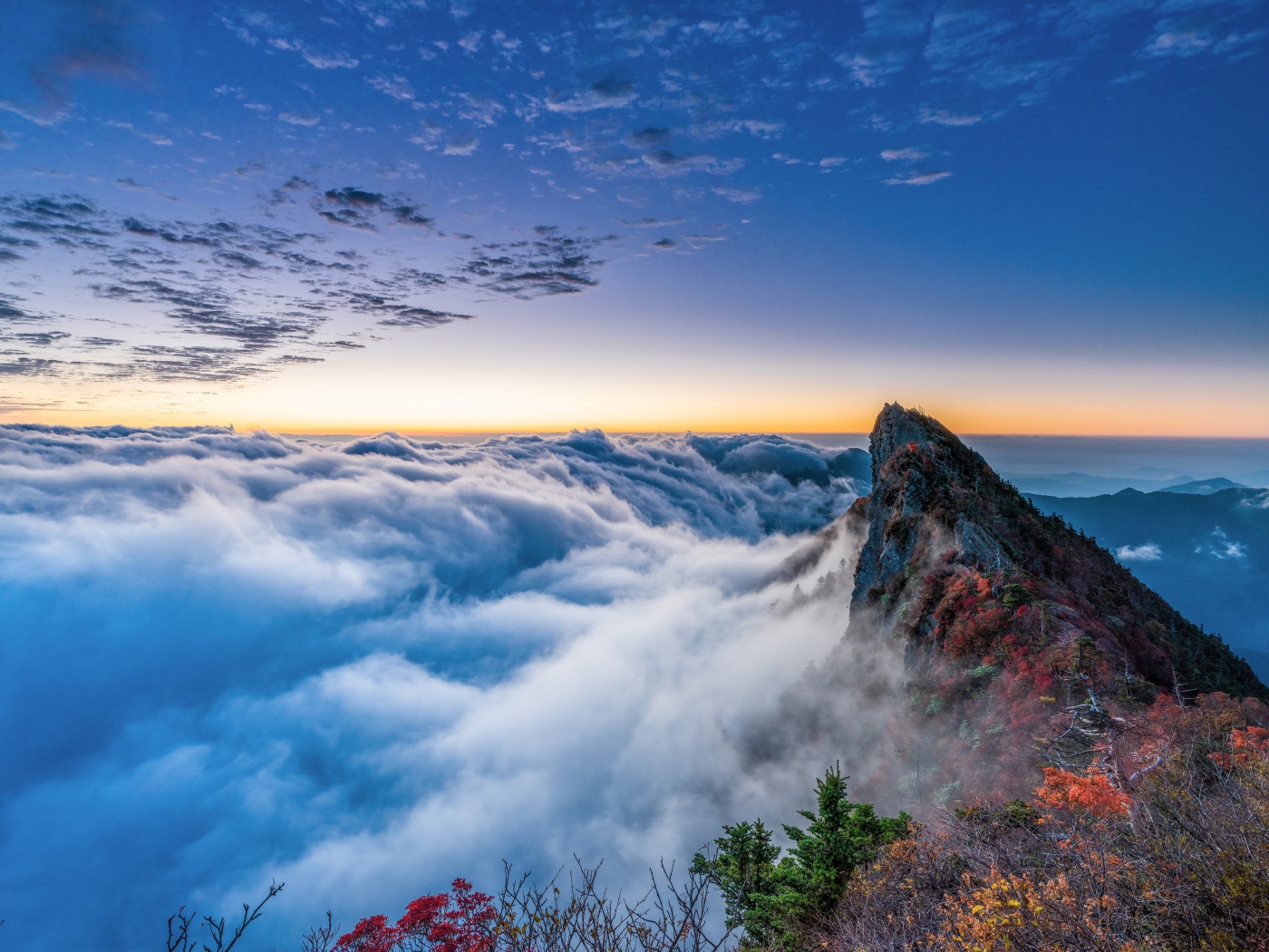 Густые белые облака над горами 