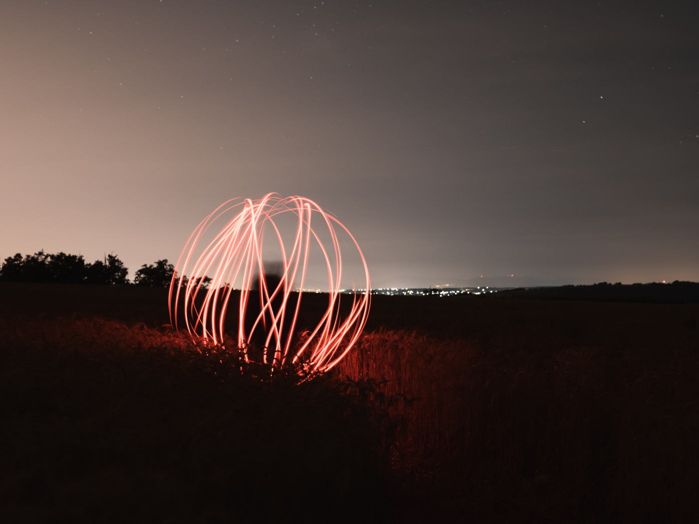 Огненный шар в поле ночью 