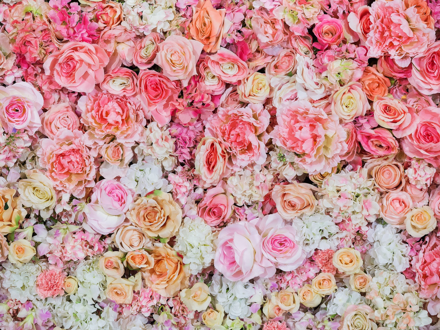 Искусственные цветы розы крупным планом