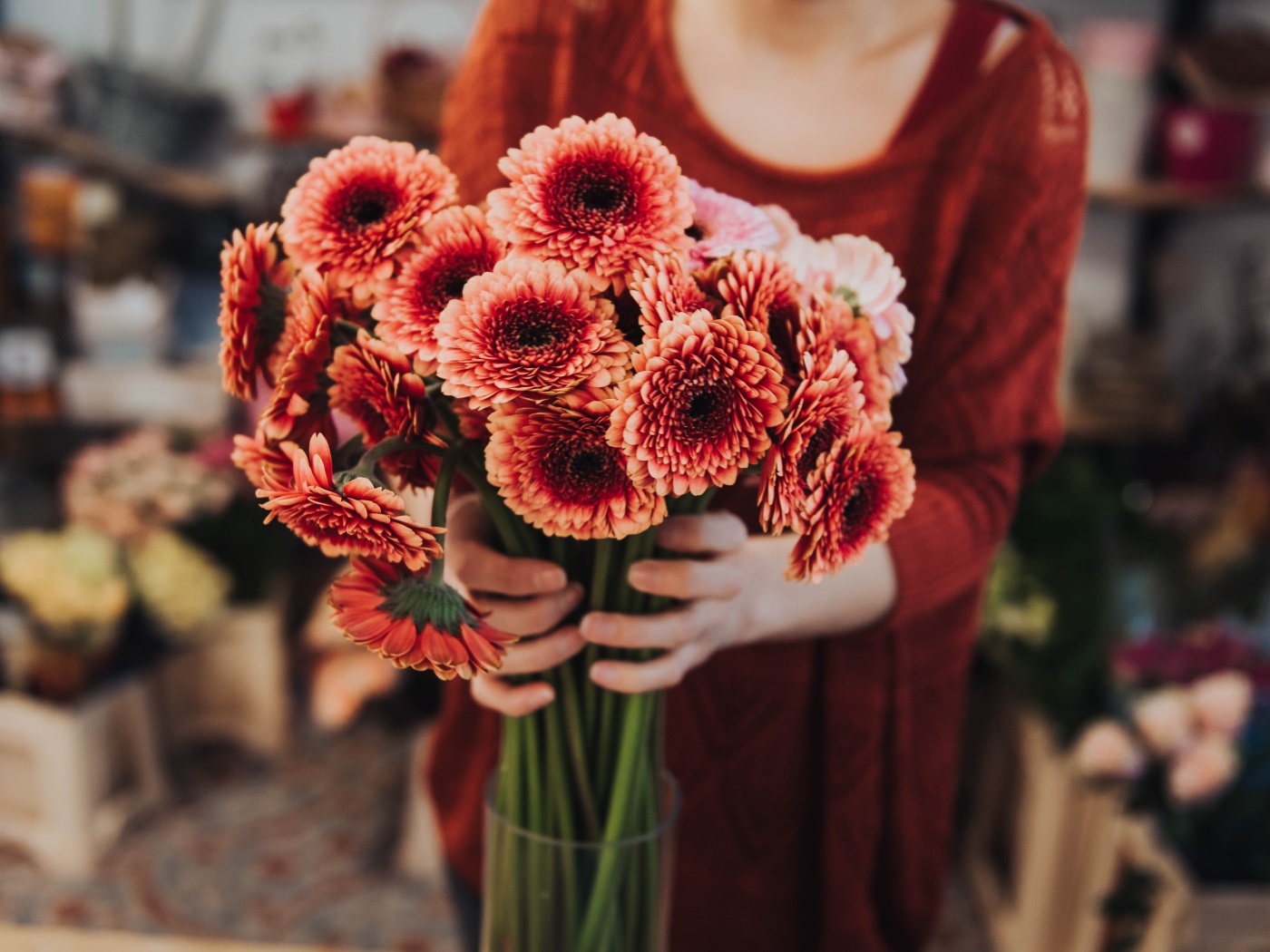 Красивый букет оранжевых гербер в руках у женщины 