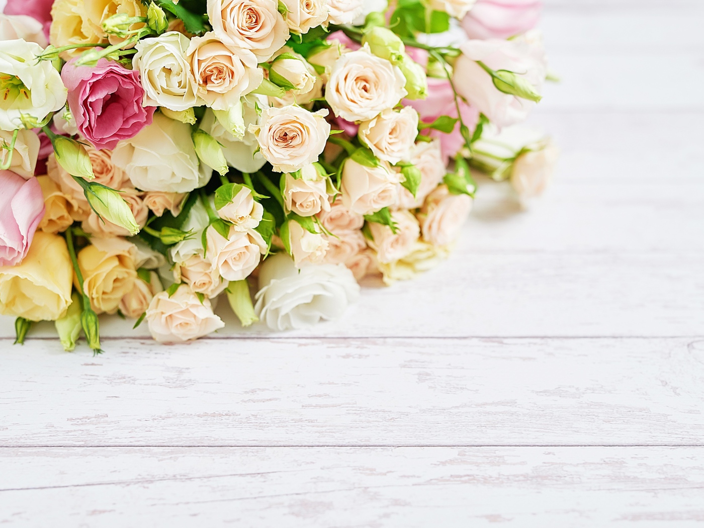 Красивый большой букет роз на белом столе