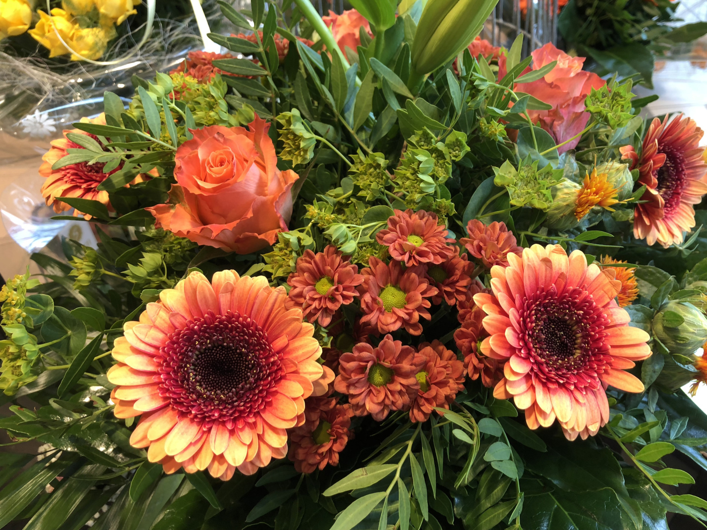 Красивые оранжевые герберы с цветами хризантемы