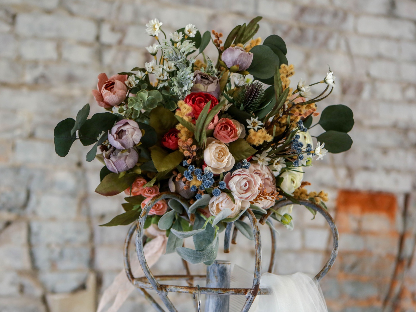 Большой красивый букет на фоне кирпичной стены 