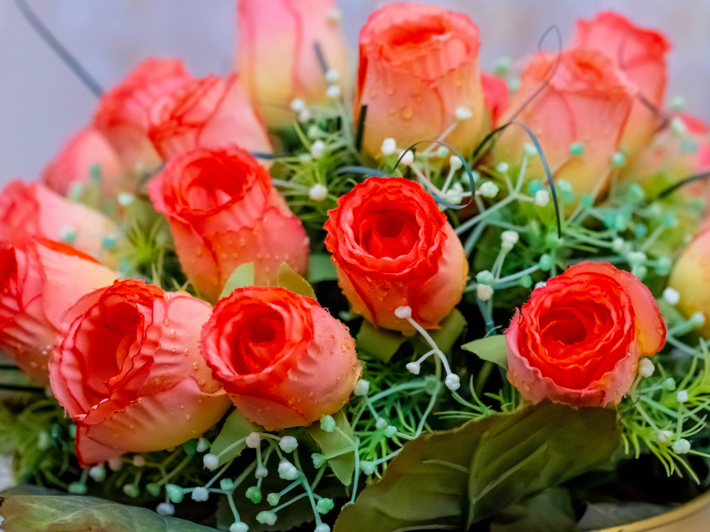 Букет искусственных роз крупным планом